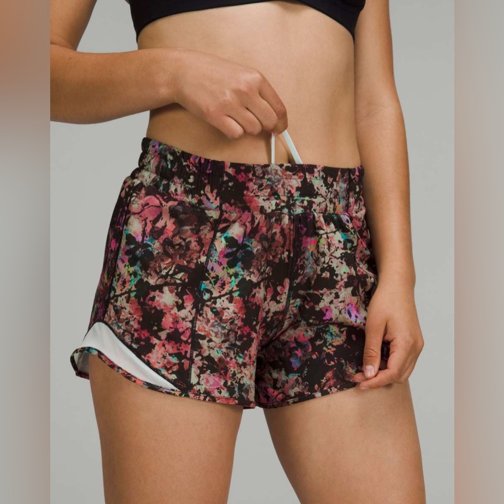 Lululemon Hotty Hot Low-Rise Lined Short 4” Sz 2